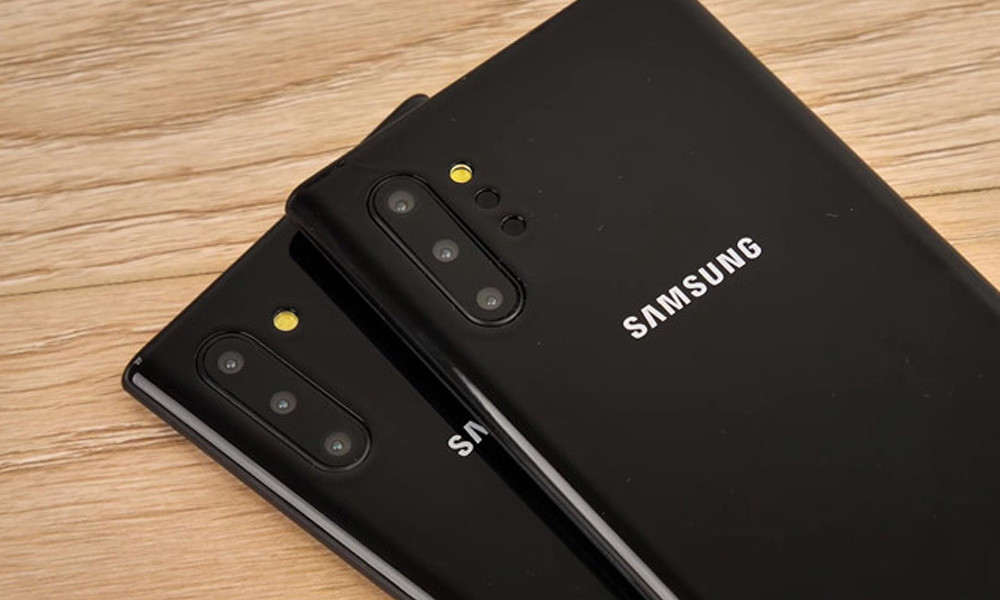 Hệ thống camera chính phía sau trên Note 10 và Note 10+ sẽ được đặt dọc, lệch về cạnh trái, phía trên ở mặt lưng. Cách bố trí camera này khiến chúng ta liên tưởng tới đối thủ iPhone XS Max của nhà Apple. Xếp ngay cạnh cụm 3 camera của máy là đèn flash và cảm biến ToF (chiều sâu 3D).