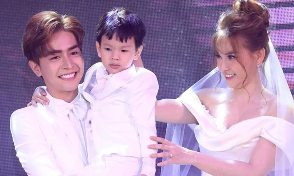 Vừa qua, Thu Thủy và Kin Nguyễn tổ chức đám cưới sau hơn một năm hẹn hò. Chia sẻ với báo chí, Kin Nguyễn khẳng định muốn ở bên cạnh, là chỗ dựa tinh thần cho vợ. Anh xác định cả hai phải trải qua sóng gió, khó khăn nhưng chắc chắn không ngại đối diện. Về phía Thu Thủy, cô tự hào khi Kin Nguyễn yêu thương con riêng của mình. Vì thế, cậu bé gọi anh là bố.