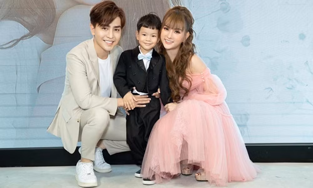 Nữ ca sĩ khẳng định bản thân đủ trưởng thành để phân biệt đúng sai. Với bản năng của một người mẹ, cô biết mình cần làm gì để bảo vệ con trai. Thu Thủy chia sẻ: "Thủy là mẹ độc thân, đứt ruột đẻ con mình ra, nuôi con suốt 4 năm qua, bản thân đủ lớn để nhận biết đúng sai, cái nào tốt cho con và bản thân mình".