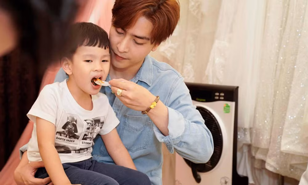 Thu Thủy kể trong suốt 2 năm cô và chồng trẻ Kin Nguyễn đã cùng nhau nuôi dạy con trai: "Thủy biết mọi người đang lo lắng cho Henry và cả Thủy. Mọi người hãy yên tâm nếu ba Kin đánh đập tàn bạo như mọi người đang suy diễn thì mẹ chính là người đứng ra để bảo vệ con".