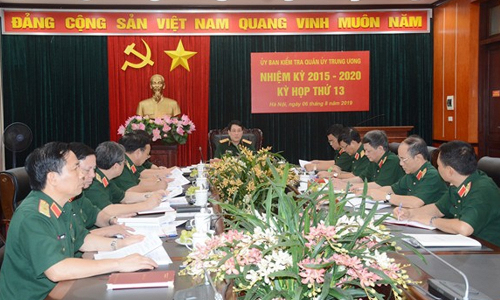 Uy ban Kiem tra Quan uy Trung uong tuoc danh hieu 7 quan nhan