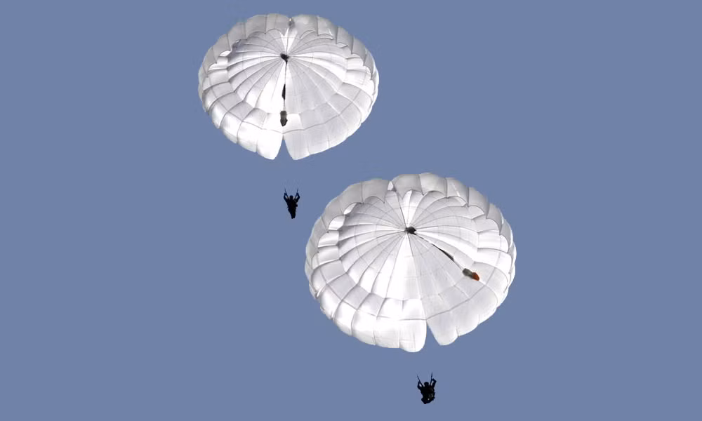 Bộ trang bị mới này được giới thiệu đúng vào dịp kỷ niệm 89 năm, ngày lễ Không quân, diễn ra vào 2/8, vinh danh những người lính nhảy dù và các cựu chiến binh Nga. Nguồn ảnh: TASS.