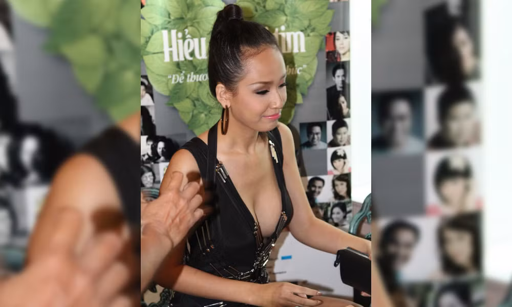 Thậm chí, nhiều lần vì mặc xẻ sâu quá mức, Mai Phương Thúy luôn trong tình trạng có thể "sẵn sàng" bị sự cố do ăn mặc hớ hênh bất kỳ lúc nào. Hoa hậu Việt Nam 2006 từng nhiều lần suýt lộ vòng 1. Chỉ cần cử động mạnh một chút thôi là vòng 1 của cô nàng có thể "trào ra" bất cứ lúc nào.