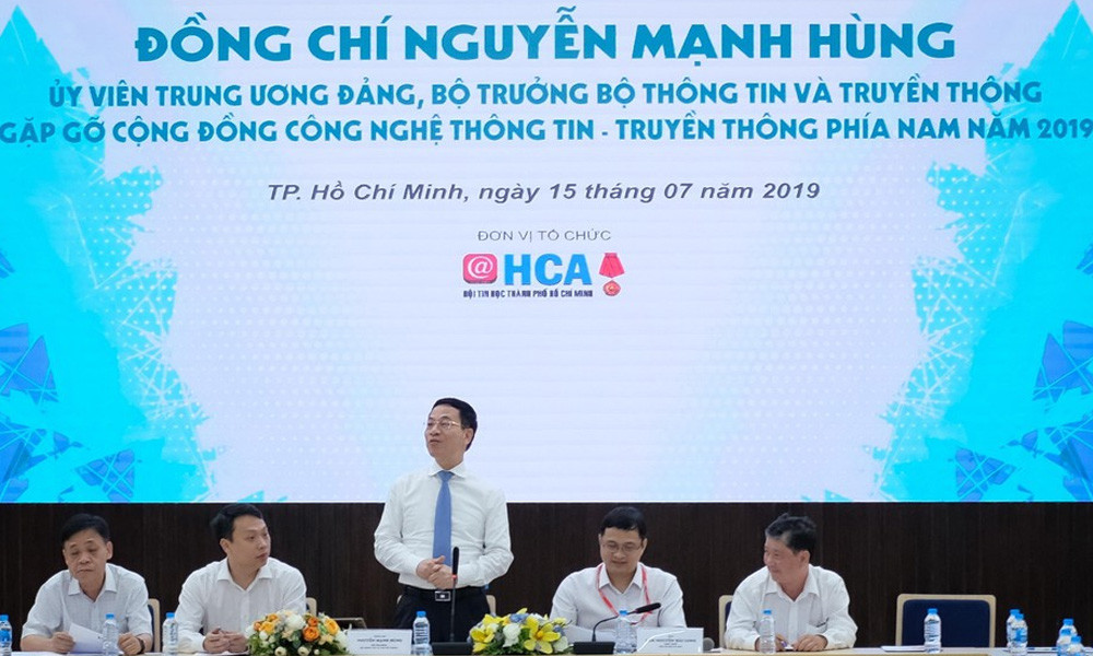 Ngày 15/7, Bộ trưởng Thông tin và Truyền thông Nguyễn Mạnh Hùng đã phát biểu nhấn mạnh trong một cuộc gặp gỡ: Việt Nam cần có mạng xã hội và công cụ tìm kiếm riêng, khác biệt với Google và Facebook. Điều này cho thấy, Chính phủ Việt Nam đang rất quan tâm tới cuộc đua mạng xã hội.