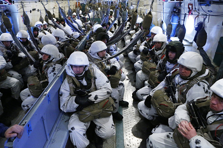 Theo thiết kế trưởng của Viện nghiên cứu nhảy dù Vladimir Kachalov đã thông tin với TASS, thiết bị nhảy dù trên không D-14 Shelest được thiết kế khác với các trang thiết bị thế hệ trước đó. Nó ra đời dựa trên chiến lược tham gia vào trận chiến ngay sau khi người lính nhảy dù ra khỏi một chiếc máy bay. Nguồn ảnh: Bộ Quốc phòng Nga.