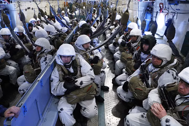 Theo thiết kế trưởng của Viện nghiên cứu nhảy dù Vladimir Kachalov đã thông tin với TASS, thiết bị nhảy dù trên không D-14 Shelest được thiết kế khác với các trang thiết bị thế hệ trước đó. Nó ra đời dựa trên chiến lược tham gia vào trận chiến ngay sau khi người lính nhảy dù ra khỏi một chiếc máy bay. Nguồn ảnh: Bộ Quốc phòng Nga.