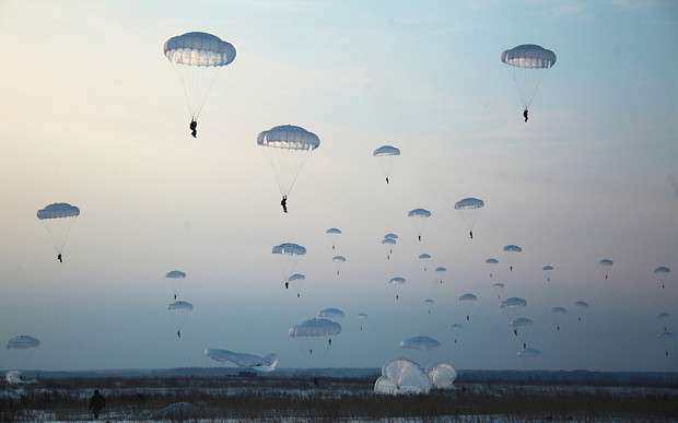 Vào ngày này, những người nhảy dù truyền thống thể hiện kỹ năng của họ trong khi lễ kỷ niệm được tổ chức trên khắp đất nước Nga, với các buổi hòa nhạc và các lễ hội khác. Nguồn ảnh: Sputnik.