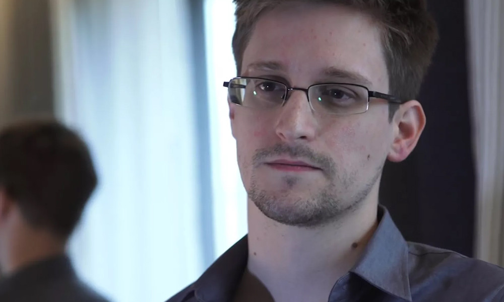  Edward Snowden - cựu nhân viên NSA từng tiết lộ bí mật hàng đầu của chính phủ Mỹ và Anh về chương trình theo dõi người dân vừa có một chia sẻ gây sốc khác. Anh này gọi Facebook, Instagram, YouTube là những mạng xã hội gián điệp, chuyên theo dõi người dùng.