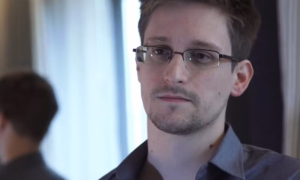  Edward Snowden - cựu nhân viên NSA từng tiết lộ bí mật hàng đầu của chính phủ Mỹ và Anh về chương trình theo dõi người dân vừa có một chia sẻ gây sốc khác. Anh này gọi Facebook, Instagram, YouTube là những mạng xã hội gián điệp, chuyên theo dõi người dùng.