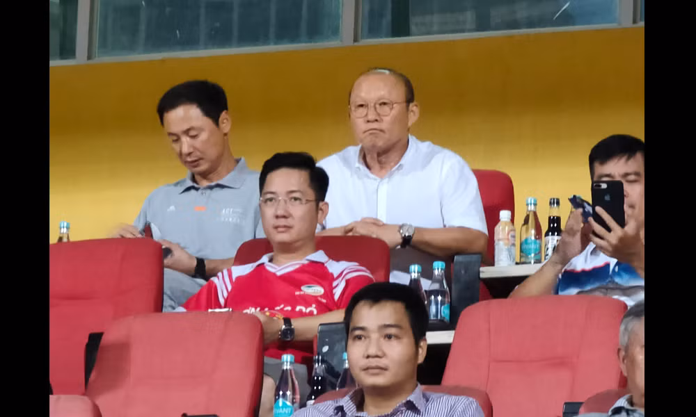 Khi zoom hết mức, camera của Oppo Reno cho độ vỡ hạt ở mức chấp nhận được, tuy chưa thể sánh bằng các máy ảnh chuyên nghiệp. Biểu cảm trên gương mặt huấn luyện viên Park Hang-seo khá chi tiết, dù ông ngồi ở khoảng cách rất xa trên khán đài.