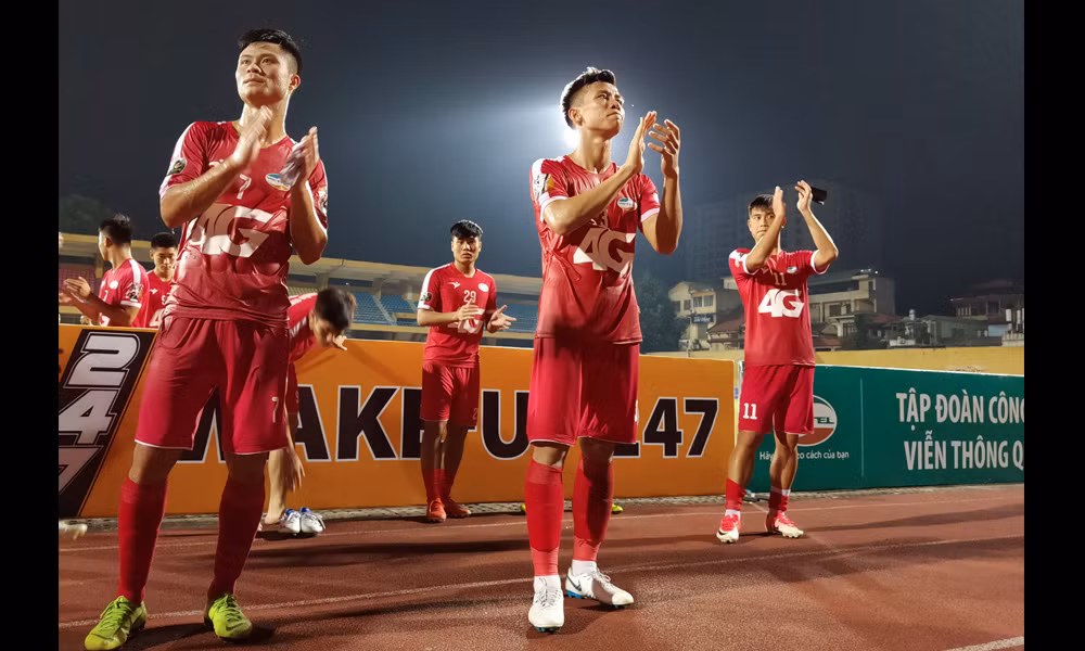 Tốc độ luôn là yếu tố quyết định trong thể thao. Oppo Reno đảm bảo tốt việc bắt trọn khoảnh khắc. Chiếc máy dễ dàng “khóa chặt” giây phút Quế Ngọc Hải cùng đồng đội đang vỗ tay chào và cảm ơn khán giả.