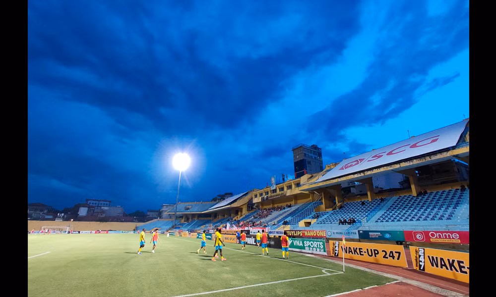 Phóng viên Tuấn Mark chia sẻ, anh thực hiện bộ ảnh này mà không dùng tới bất kỳ công cụ hỗ trợ nào, để mô phỏng lại chính xác nhất hoàn cảnh sử dụng máy của một người dùng bình thường. Chi cầm lên và chụp, không chân máy chống rung, và đặc biệt là không Photoshop.