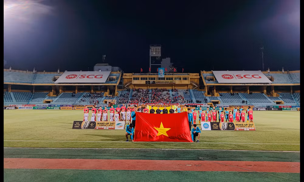 Khoảng cách giữa 2 đường biên ngang của sân Hàng Đẫy theo chuẩn FIFA là 68m. Từ vị trí của phóng viên tới khán đài phía xa nhất cũng hơn 100m. Tuy nhiên Oppo Reno đều ghi lại trọn vẹn mọi chi tiết một cách sắc nét nhất.