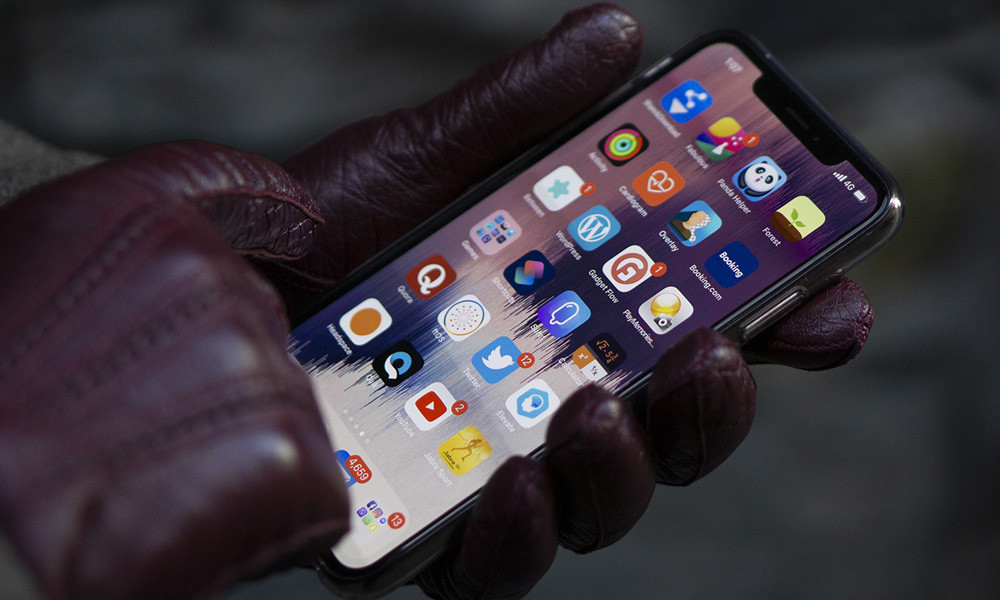 Từ tháng 7/2009 đến 2/2014, Li đã thực hiện trót lọt thành công nhiều vụ tuồn hàng giả Apple vào thị trường nội địa Mỹ. Tiền thu được từ những vụ buôn bán iPhone giả thường đổ về tài khoản của những kẻ cầm đầu ở bang Florida và New Jersey. Sau đó, số tiền này được gom và chuyển cho một tài khoản ở Ý, nhằm che đậy dấu vết.