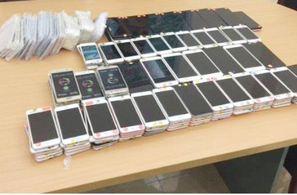 Theo quy định, điện thoại di động nhập khẩu phải đăng ký kiểm tra chất lượng tại Cục Viễn thông (Bộ Thông tin và Truyền thông). Hành khách nhập cảnh đường hàng không vào Việt Nam, khi làm thủ tục hải quan, ngoài vật dụng phục vụ chuyến đi, được phép mang theo 1 điện thoại di động không cần đăng ký kiểm tra chất lượng nhưng vẫn phải nộp thuế nếu trị giá hải quan vượt quá 10 triệu đồng, vận chuyển từ 2 cái trở lên ngoài nộp thuế phải thực hiện thủ tục kiểm tra chất lượng.