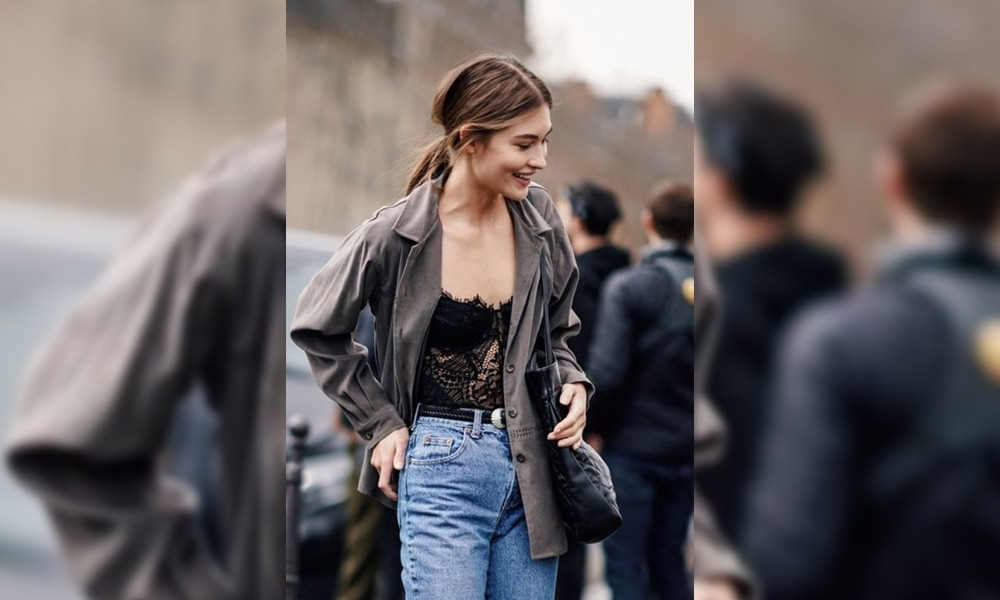 4. Khoe nội y và thả rông Mốt khoe nội y đang càn quét khắp nơi. Thả rông cũng không kém cạnh. Song cũng như những kiểu mặc khoe da thịt quá đà khác, để lộ “nhũ hoa” cũng như lộ chiếc áo lót, quần underwear chỉ nên dành cho các tín đồ trẻ tuổi, theo đuổi phong cách táo bạo. Nếu không phải một fashionista mà chỉ đơn thuần là một cô nàng ngày ngày đi làm công sở, tối đến ở nhà hoặc đi hẹn hò, chớ dại mà khoe nội y hay “thả rông” nếu không muốn trở nên kém sang.