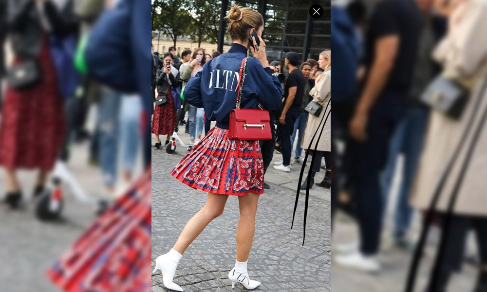 1. Chân váy ngắn và xòe rộng Độ xòe và độ ngắn của chân váy nên tỷ lệ thuận với tuổi tác của người mặc. Đó là lý do mà những thiết kế váy hoặc chân váy vừa ngắn vừa xòe rộng không còn thích hợp với quý cô 30 tuổi. Chúng có thể mang lại cảm giác trẻ trung hơn đôi chút cho người mặc nhưng trên thực tế hợp với các nữ sinh hơn là người trưởng thành, đã đi làm và cần xây dựng hình ảnh kín đáo, thanh lịch.