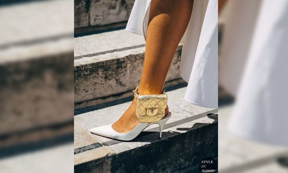 5. Trang phục, phụ kiện khác người Không ai quy định một phụ nữ 30 tuổi phải ăn mặc theo số đông. Nhưng đây lại là độ tuổi mà bạn nên đầu tư nhiều hơn vào những món mang tính ứng dụng cao thay vì những trang phục, phụ kiện độc lạ, chỉ dùng được một vài lần như túi đeo cổ chân, váy áo khoét xẻ, rách tả tơi chỉ mặc cho vui.