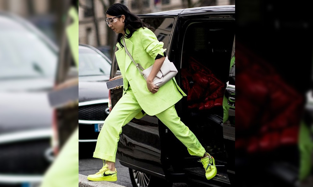 3. Mặc một màu chói lọi từ đầu tới chân Những bộ cánh xanh đỏ tím vàng, đủ màu sắc tuy đẹp và nổi bật nhưng không nên là lựa chọn thường xuyên của phụ nữ 30 tuổi. Nếu chỉ để mặc ra phố, chụp hình “sống ảo” trong chốc lát thì được nhưng nếu để mặc đi làm, đi chơi trong thời gian liên tục thì không phù hợp cho lắm. Chúng dễ dàng tỏa sáng dưới ống kính camera, nhưng nếu để hóa quý cô duyên dáng và tinh tế trong đời thường thì chưa chắc.