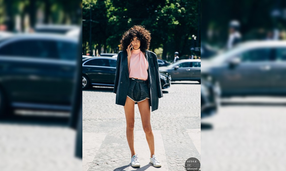 2. Quần hot pant Ngắn hơn cả những chiếc quần short thông thường, đó là hot pant. Kiểu quần siêu sexy giúp người mặc khoe được đôi chân thon dài và “hack dáng” khá tốt. Tuy nhiên, cũng chính vì độ ngắn tới mức nhạy cảm và bó tới mức như dính chặt lấy cơ thể mà hot pant không phải sự lựa chọn đúng đắn cho các quý cô 30.