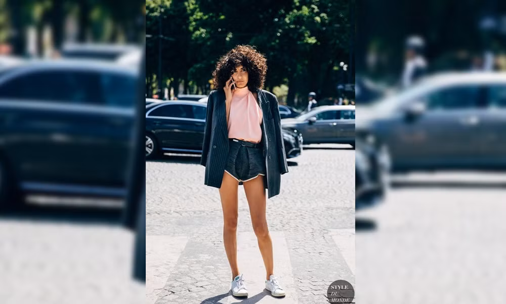 2. Quần hot pant Ngắn hơn cả những chiếc quần short thông thường, đó là hot pant. Kiểu quần siêu sexy giúp người mặc khoe được đôi chân thon dài và “hack dáng” khá tốt. Tuy nhiên, cũng chính vì độ ngắn tới mức nhạy cảm và bó tới mức như dính chặt lấy cơ thể mà hot pant không phải sự lựa chọn đúng đắn cho các quý cô 30.