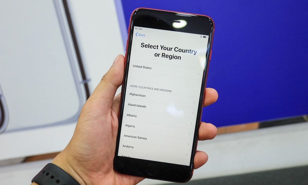 Tuy chắc chắn các cửa hàng bán đồ Apple xách tay vẫn sẽ chịu trách nhiệm bảo hành cho các thiết bị bán ra, nhưng tâm lý người dùng sẽ kém hài lòng hơn, khi chính sách hậu mãi chính hãng thay đổi. 