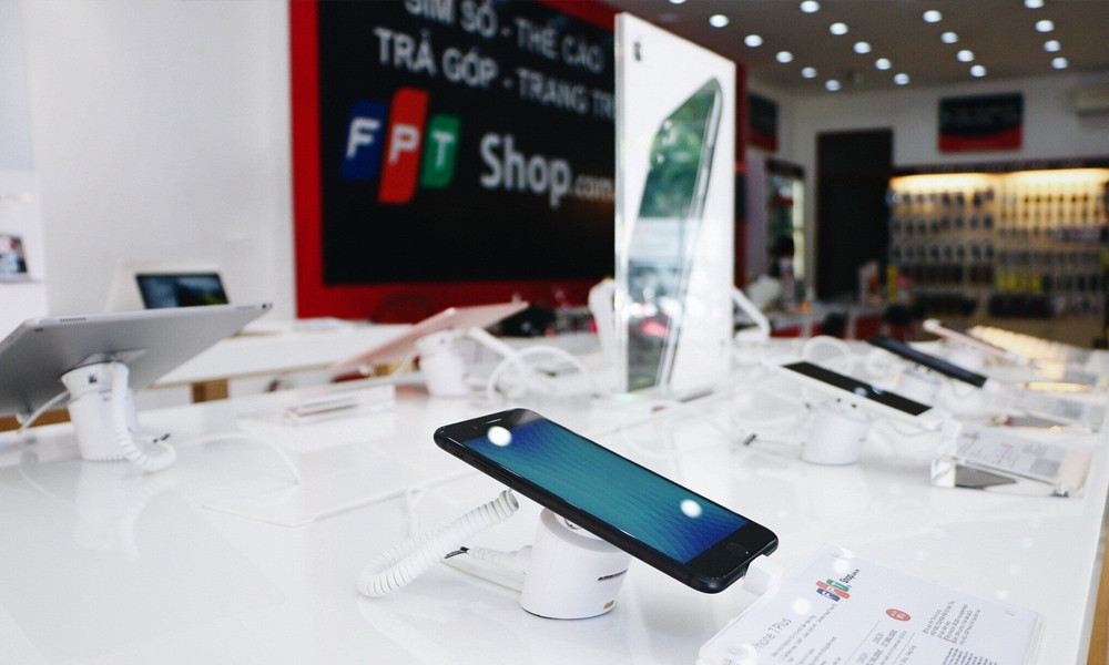 Một lưu ý nhỏ, đó là chính sách mới này chỉ áp dụng cho các sản phẩm xách tay, còn những máy Apple có mã VN/VNA thì vẫn sẽ được bảo hành chính hãng mà không cần tới hóa đơn. Tương tự, máy nếu được bán trên các trang thương mại điện tử, đi kèm hóa đơn điện tử vẫn sẽ được chấp nhận. Apple cũng nhân nhượng khi người dùng chỉ cần giữ lại ảnh chụp hóa đơn mua hàng chính hãng, họ vẫn sẽ bảo hành cho bạn.