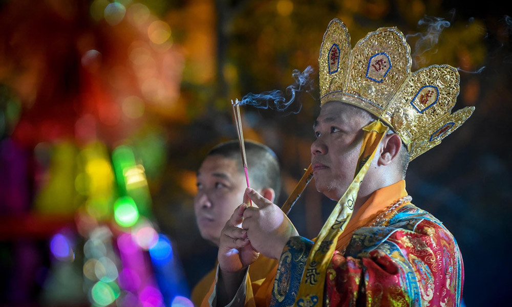 Buổi lễ bắt đầu bằng một trong những nghi thức quan trọng và phức tạp bậc nhất của nhà Phật: Lễ cúng đàn Mông sơn thí thực. 