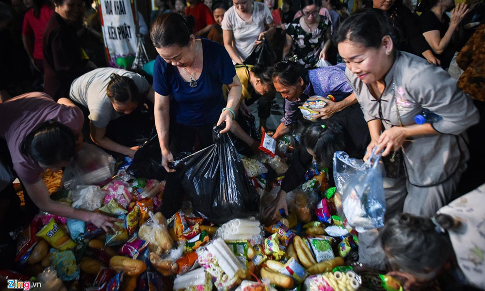 Dù lộc có giá trị không cao về mặt vật chất nhưng ai cũng cố gắng lấy thật nhiều bởi họ tin rằng như vậy càng có được nhiều may mắn. 