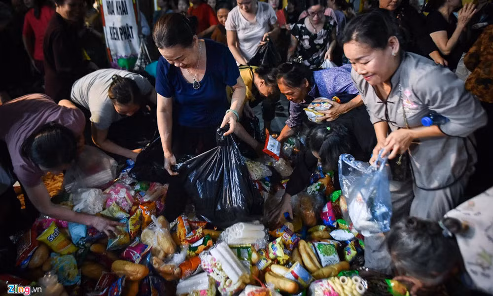 Dù lộc có giá trị không cao về mặt vật chất nhưng ai cũng cố gắng lấy thật nhiều bởi họ tin rằng như vậy càng có được nhiều may mắn. 