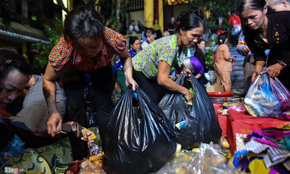 Chỉ vài phút sau toàn bộ số lộc đã được người dân lấy hết. 