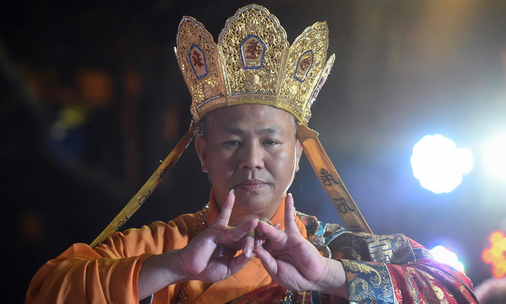 Nhà sư thủ ấn bắt quyết trên đàn Mông sơn thí thực. 