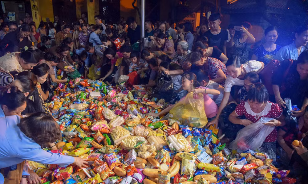 Sau lễ cúng kéo dài 2 giờ, dù tiếng tụng kinh còn chưa dứt rất nhiều người đã đồng loạt lao lên, xô đẩy cướp lộc dẫn đến cảnh hỗn loạn. 