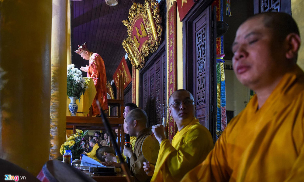 Khóa lễ diễn ra trong tiếng âm nhạc Phật giáo do chư tăng chùa Quán Sứ thể hiện. 