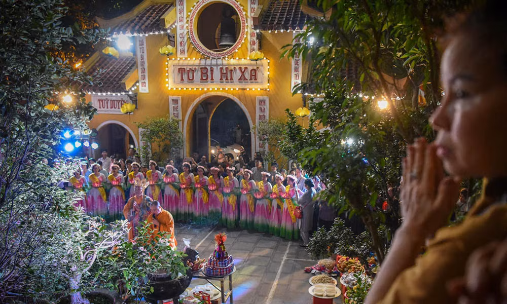 Tối 13/8, tại sân chùa Quán Sứ (quận Hoàn Kiếm, Hà Nội) diễn ra lễ cúng Mông sơn thí thực. Đây là hoạt động nằm trong chương trình Tạ pháp và Hành đạo được tổ chức thường niên mỗi dịp rằm tháng 7 âm lịch. 