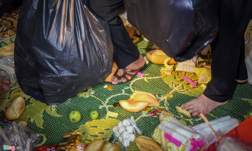 Hàng trăm người chen lấn, xô đẩy, dẫm đạp lên đồ ăn, hoa quả tại ngôi chùa được đánh giá là khá linh thiêng.
