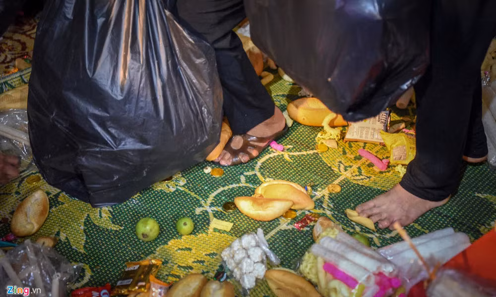 Hàng trăm người chen lấn, xô đẩy, dẫm đạp lên đồ ăn, hoa quả tại ngôi chùa được đánh giá là khá linh thiêng.