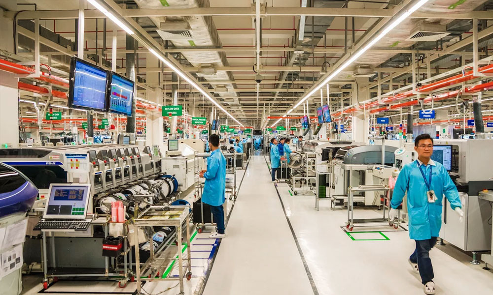 Tuy nhiên, xu hướng di chuyển khỏi Trung Quốc không phải là không có. CEO Tim Cook của Apple từng xin phép miễn thuế 25% đánh vào nhiều mặt hàng linh kiện nhập khẩu từ Trung Quốc. Từ đó, hãng có thể tiếp tục duy trì dây chuyền sản xuất Macbook Pro tại Mỹ. Hãng không muốn dây chuyền lắp ráp máy tính này rời khỏi nước mẹ. Đồng thời Apple cũng đang tìm kiếm các đối tác sản xuất tại Việt Nam và Ấn Độ trong thời gian gần đây.