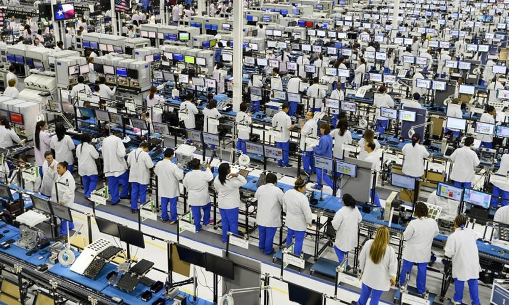 Apple hiện có 2 lý do để gắn bó với Trung Quốc: Thứ nhất, dây chuyền sản xuất iPhone của Apple đặt tại nước này là một khoản đầu tư quá lớn. Nếu phải rời đi, Apple cần rất nhiều thời gian để xây dựng nhà xưởng mới và thiết lập đội ngũ công nhân, giám sát để đảm bảo dây chuyền làm việc đáp ứng được năng suất, đạt đúng tiêu chuẩn chất lượng.