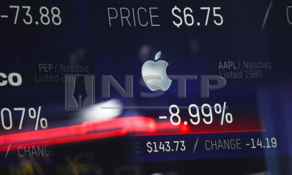 Mức thuế suất mới này chắc chắn là một tác động vô cùng tiêu cực lên Apple. Các chuyên gia tài chính đã phân tích tình hình và đưa ra cảnh báo, lợi nhuận trên mỗi cổ phiếu của Apple có thể sẽ giảm khoảng 4% giá trị trong năm tài chính 2020.