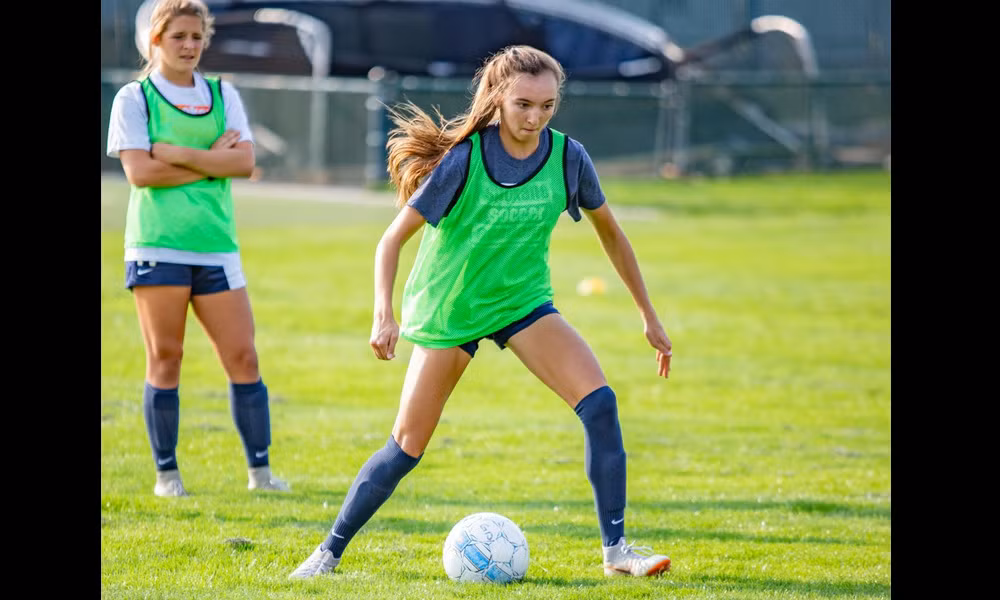 Ngay sau khi nhận được thông tin HLV Mai Đức Chung đang cùng với Liên đoàn Bóng đá Việt Nam VFF tìm kiếm nhân tài cho Đội tuyển bóng đá nữ quốc gia nhằm hướng tới World Cup 2023, hai chị em nữ cầu thủ Việt kiều Mỹ: Chelsea Lê và Kyah Lê đã lập tức ngỏ ý muốn về nước góp sức.