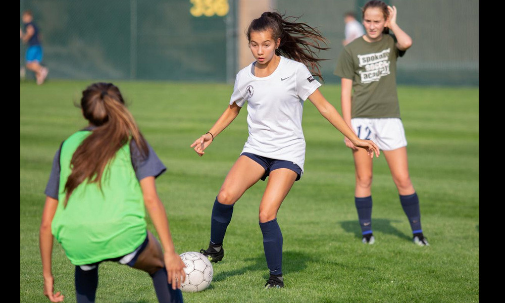 Ông nội Lê Liên của cầu thủ Chelsea Lê vốn cũng là một cầu thủ nghiệp dư. Từ “Chelsea” trong tên của em được đặt theo CLB Ngoại hạng Anh, bắt nguồn từ tình yêu bóng đá của cả gia đình. Từ lúc mới 6 tuổi, nữ cầu thủ Việt kiều đã được đầu tư cho đi tập bóng đá. Từ đó đến nay, môn thể thao vua luôn là đam mê bất tận của cô gái 18 tuổi.