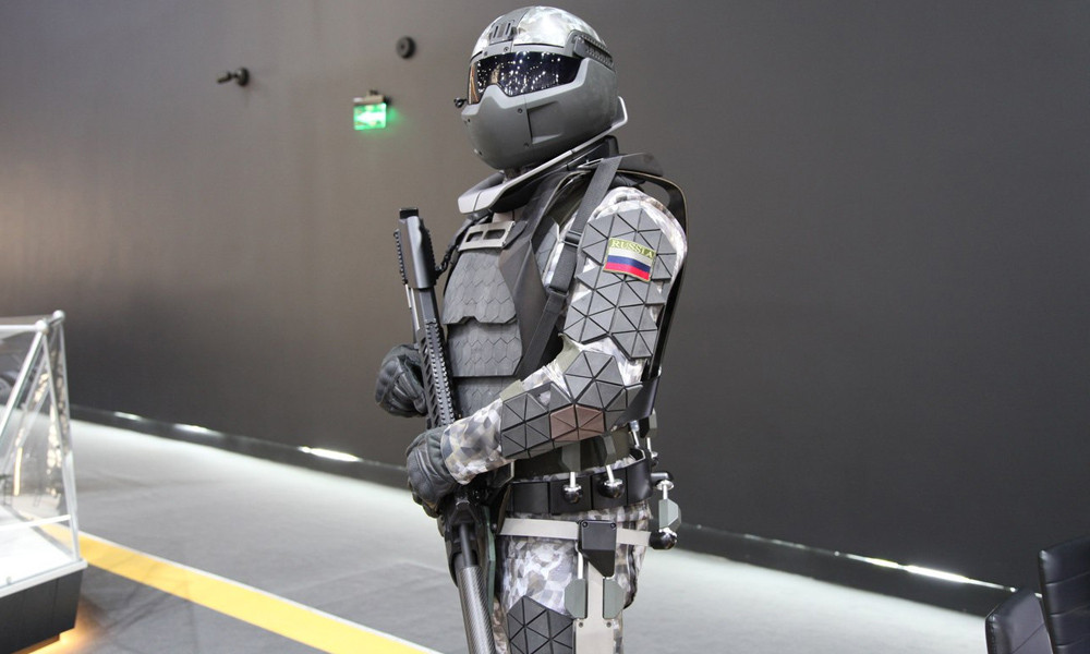 Thiết bị dùng trong tương lai này cũng đồng thời được trang bị bộ hỗ trợ vận động, giúp binh sĩ di chuyển nhanh hơn, mang vác khối lượng hàng lớn hơn, đặc biệt hữu ích trong các nhiệm vụ tác chiến cần sử dụng các loại hỏa lực hạng nặng với trọng lượng lớn. Ảnh: Rock-cafe.info.