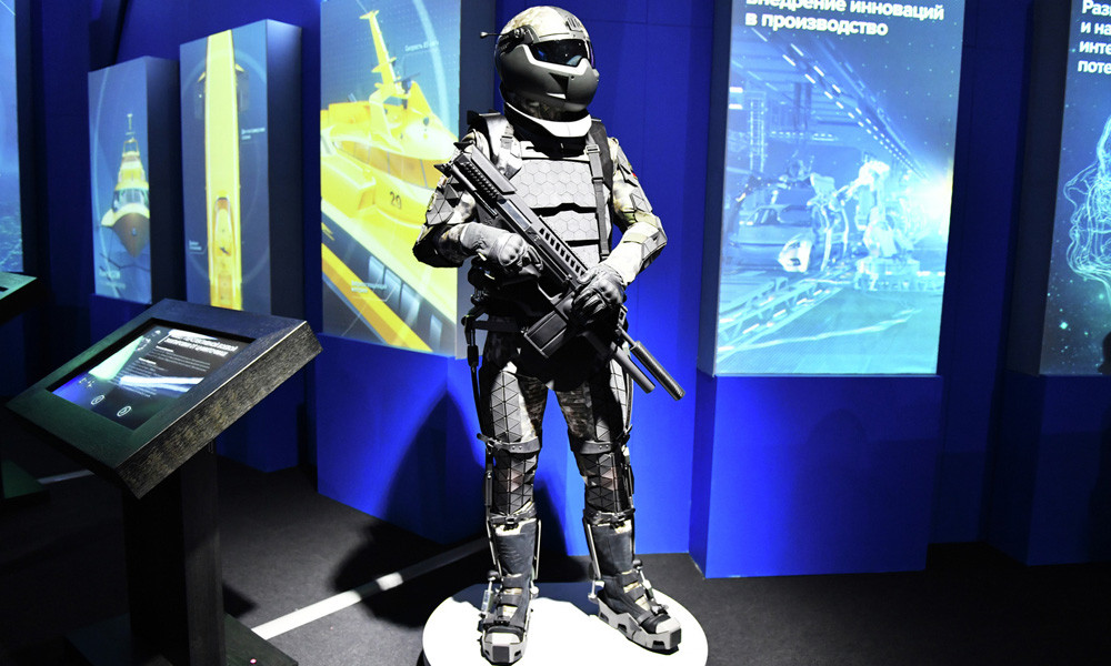 Theo nhiều tin đồn, bộ Ratnik-3 có tới 51 món trang thiết bị với rất nhiều các tính năng công nghệ cao: giáp chống đạn chủ động, kính quan sát dẫn đường tự động, giày chống mìn, lớp bảo vệ chống phóng xạ và các loại vũ khí hóa sinh. Ảnh: Life.ru.