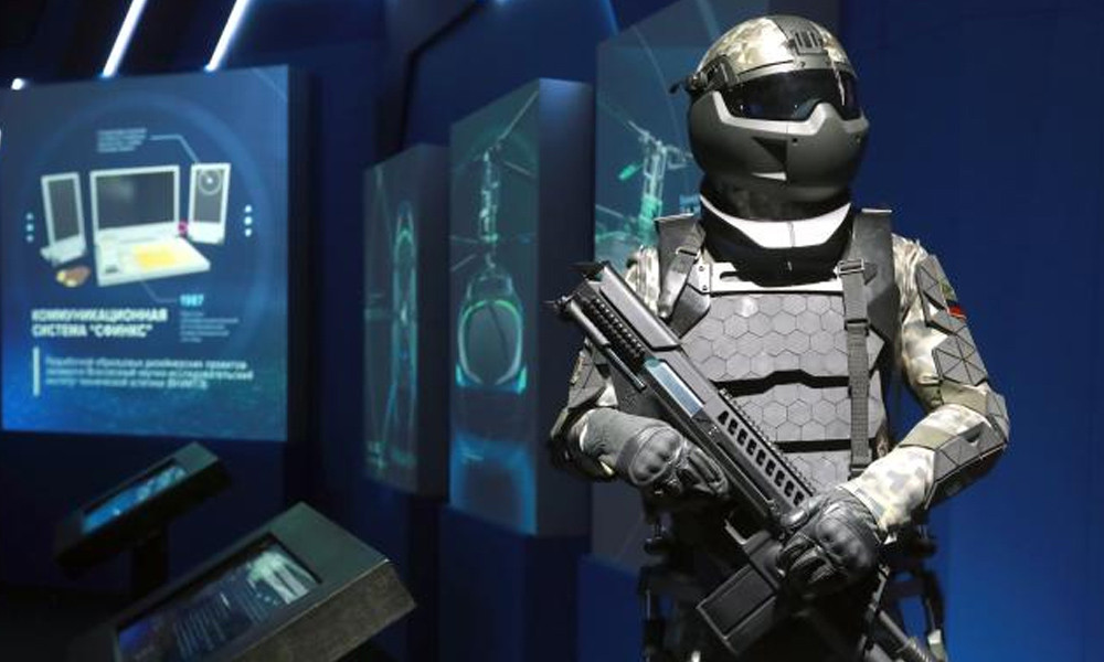 Bộ giáp phong cách chiến binh "Robocop" này được tích hợp sẵn pin bên trong, đảm bảo hoạt động của người lính trong suốt 24 giờ liên tục, bất chấp các loại môi trường khắc nghiệt nhất. Ảnh: Thetimes.co.uk.