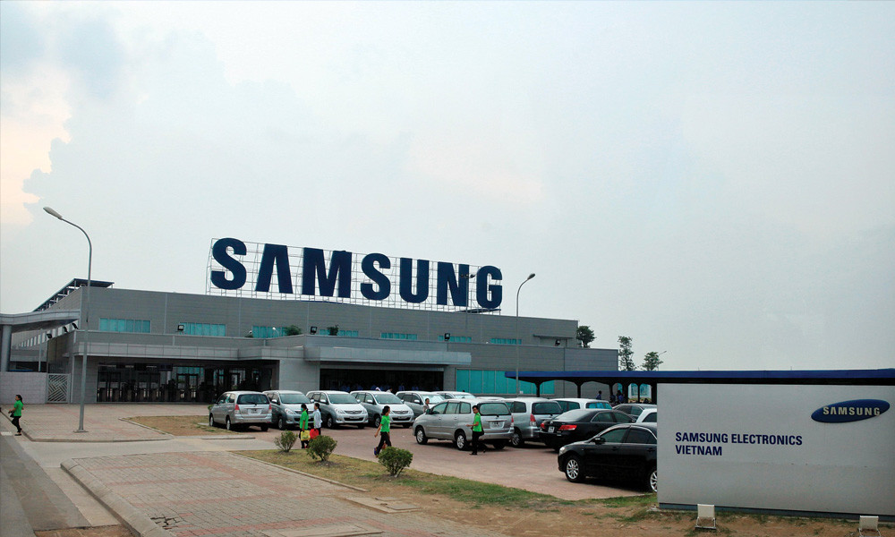 New York Times cũng lấy dẫn chứng 10 năm trước, Samsung tiên phong mở nhà máy ở Việt Nam. Sau đó, nhiều tên tuổi lớn cũng bắt đầu hoặc tiếp tục mở rộng đầu tư vào đất nước này. Kết quả là 10 năm sau, có tới gần 50% smartphone Samsung được lắp ráp tại Việt Nam. Samsung thuê khoảng 100.000 nhân công người Việt và chiếm 1/3 tổng doanh số 200 tỷ USD.