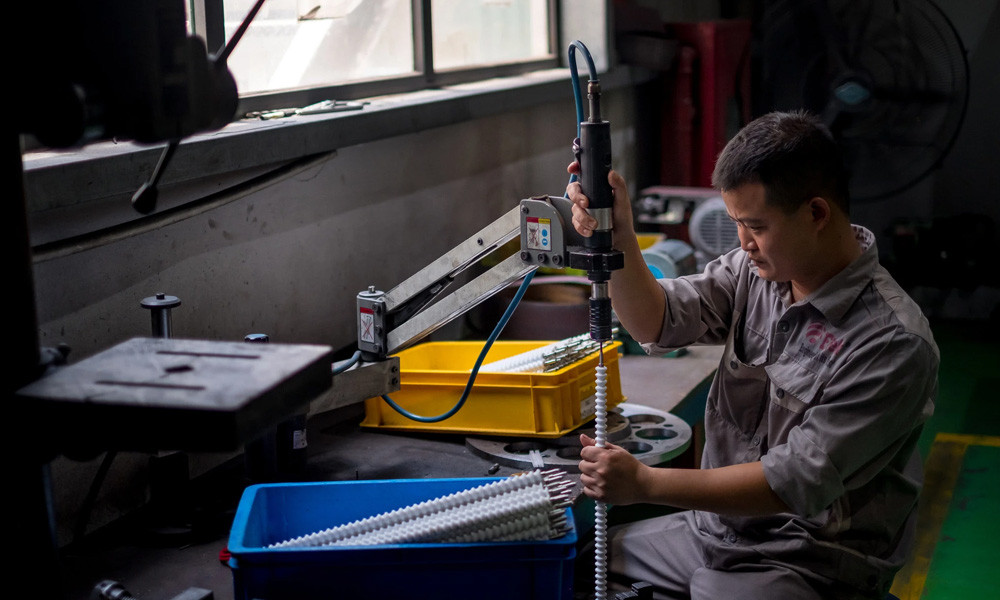 Bài báo cho thấy, để có được những thế hệ iPhone mới “Designed by Apple in California. Assembled in Vietnam” thì còn rất nhiều khó khăn chồng chất mà chúng ta cần giải quyết, nhưng cơ hội không phải là không tồn tại. Việc của các nhà cung ứng Việt Nam hiện tại là không ngừng nỗ lực nâng cao năng lực sản xuất, tích lũy kinh nghiệm và nâng cao năng suất.