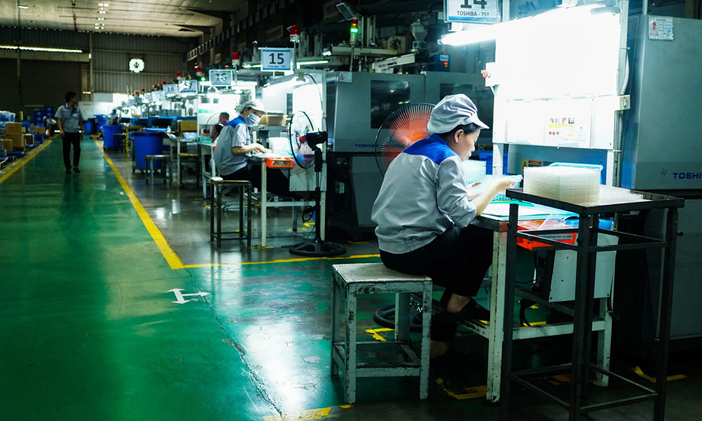 Thời báo New York lấy dẫn chứng: "Xưởng lắp ráp của công Vũ Hữu Thắng ở Bắc Ninh sản xuất các thiết bị phụ kiện cho Canon và Samsung. Tuy nhiên, ông Thắng thẳng thắn chia sẻ, công ty của mình khó lòng “địch” lại các đối thủ ở Trung Quốc. Mỗi tháng, ông phải nhập 70-100 tấn nguyên liệu nhựa từ Trung Quốc với giá đắt hơn 5-10% ở nội địa nước họ".