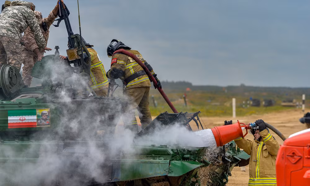 Điển hình là ở vòng bán kết Biathlon Army Games 2019 vừa qua, đội Việt Nam đã phải dừng xe không dưới 3 lần, để sửa chữa các lỗi liên quan tới hệ thống nạp đạn, bộ cân bằng pháo và kính ngắm quang học, thời gian chậm trễ lên tới gần 30 phút, ảnh hưởng trực tiếp tới kết quả chung cuộc. Ảnh: Bộ Quốc phòng Nga. 
