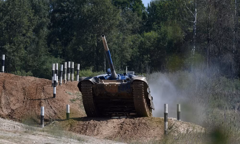 Tuy nhiên, trong điều kiện vận hành của đấu trường Biathlon Army Games 2019, các loại chiến tăng thường phải hoạt động hết công suất, trong môi trường khắc nghiệt. Trên thực tế, hoạt động chiến đấu của quân đội các nước thường không "vắt kiệt" sức lực của xe tăng như tại đấu trường này. Ảnh: Bộ Quốc phòng Nga.